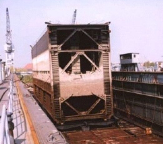 Sliding gate in the dry lock